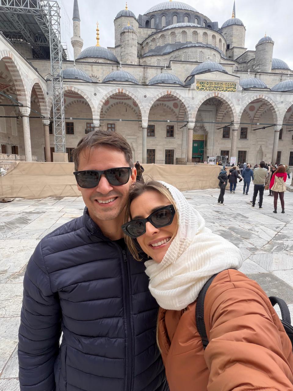 Casal de clientes no pátio da Mesquita Azul