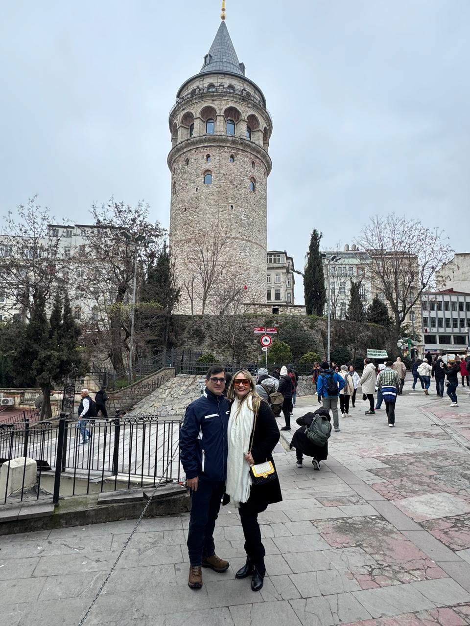 Casal de clientes em frente à Torre Gálata, em Istambul