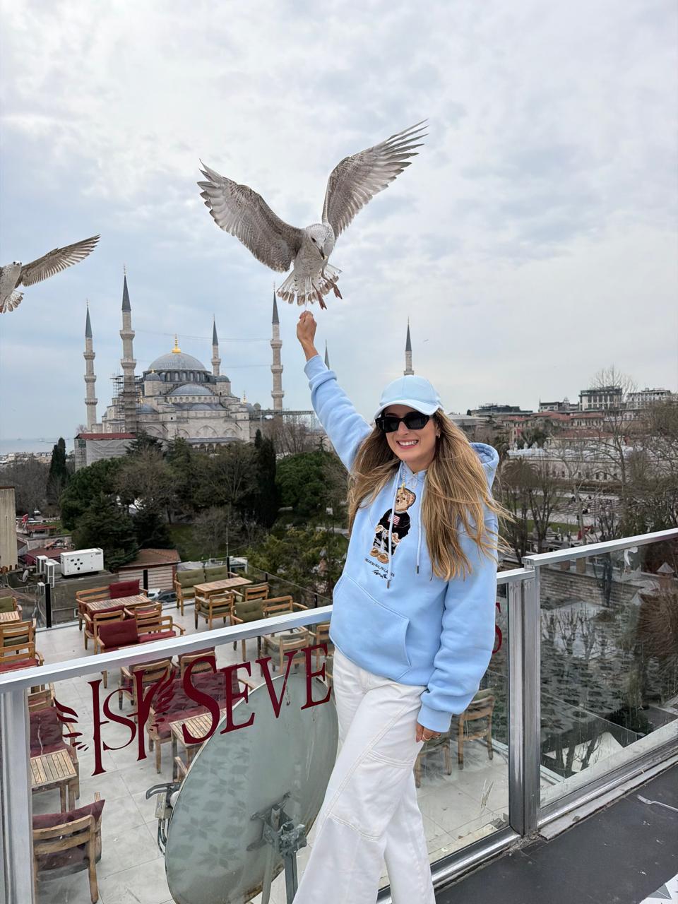 Cliente em terraço com vista para a Mesquita Azul