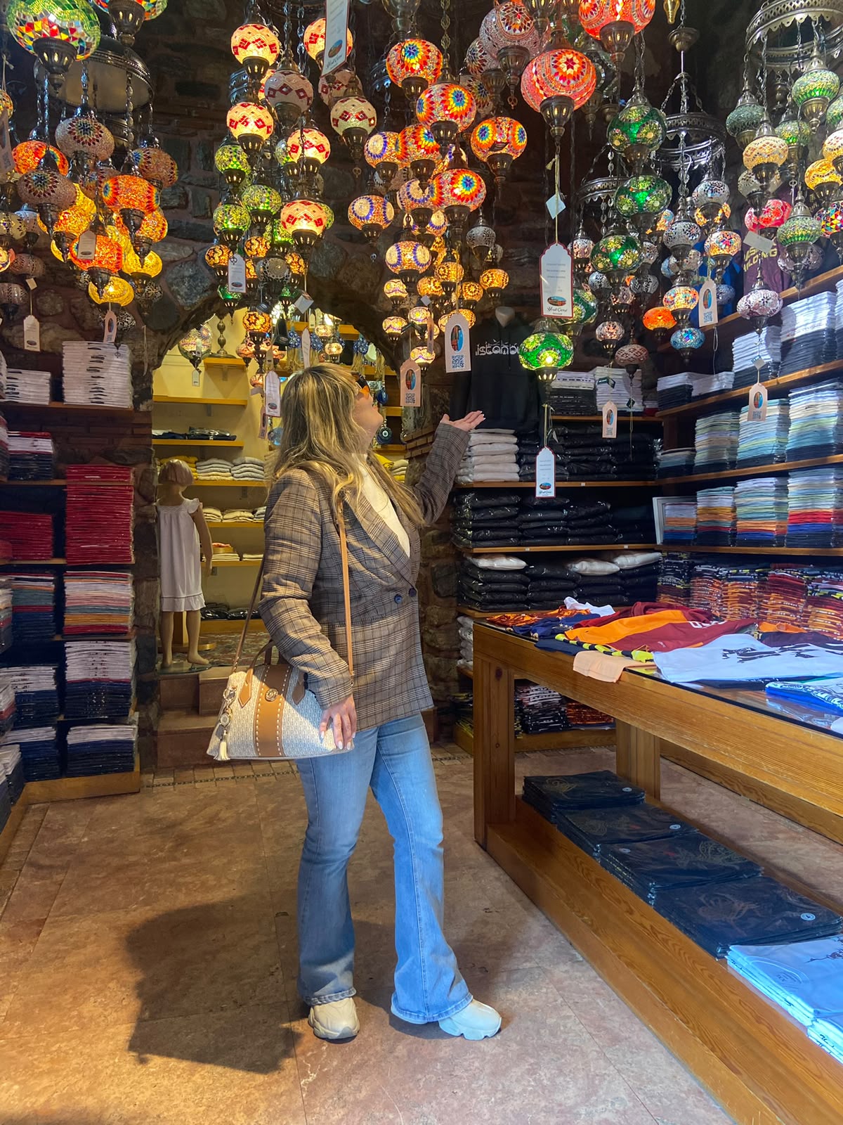 Cliente em loja de luminárias de mosaico turcas