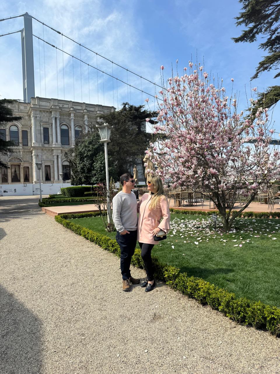 Casal de clientes nos jardins às margens do Bósforo