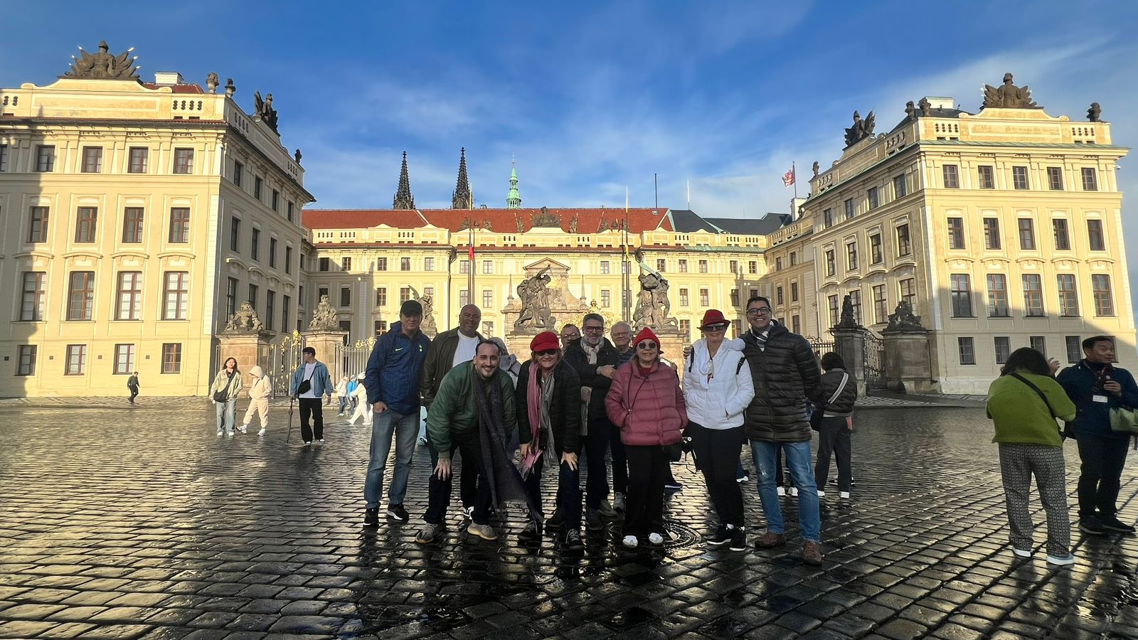 Alexandre Maffra com viajantes da A. Maffra em frente ao Castelo de Praga